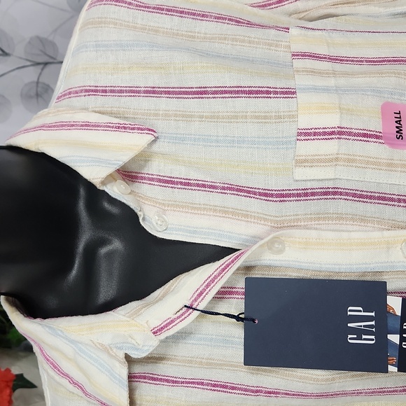 Gap Linen Button Down - Picture 4 of 12